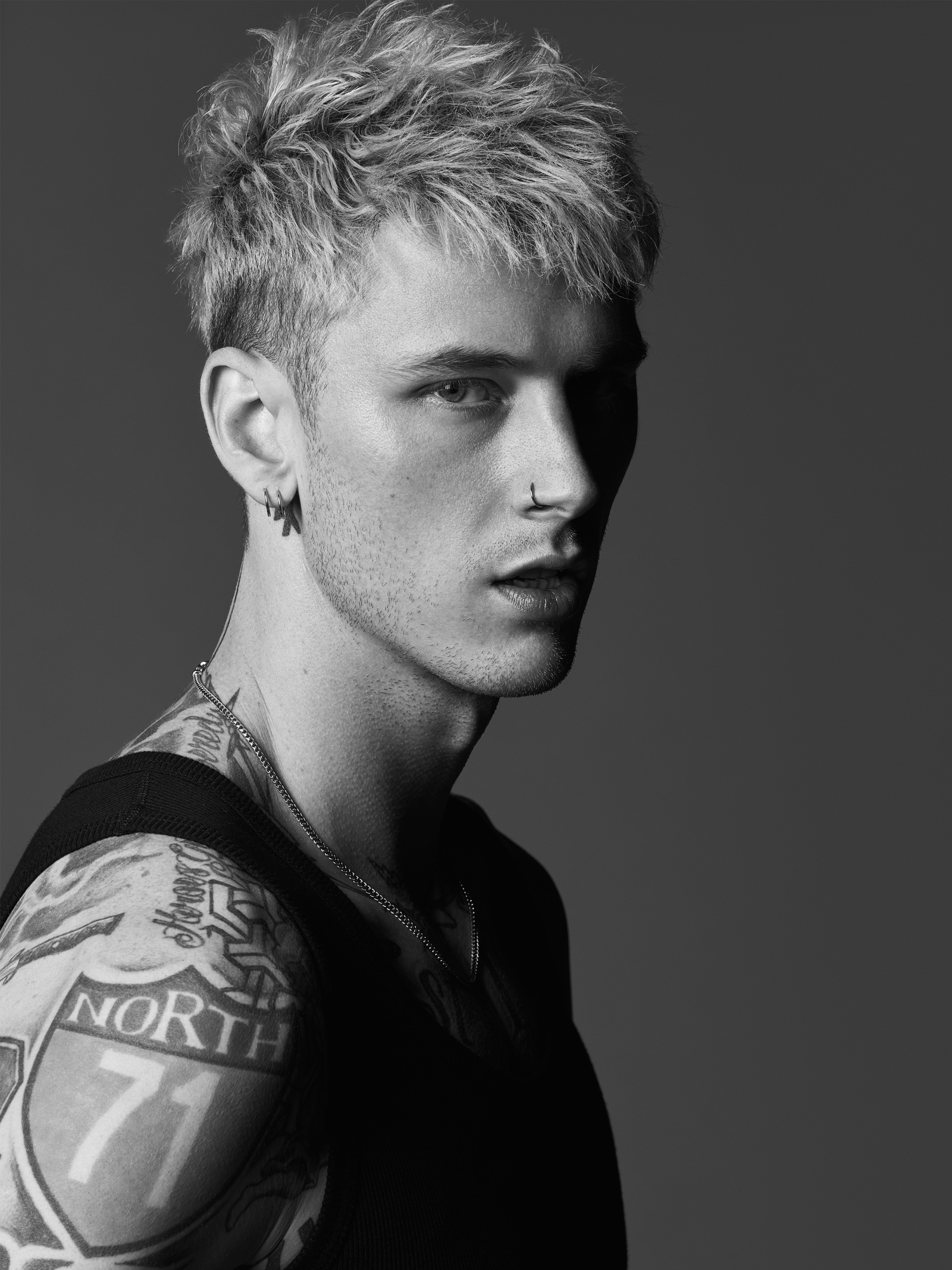 Машин ган. Machine Gun Kelly. Колсон Бэйкер. Machine Gun Kelly стрижка. Machine Gun Kelly в профиль.